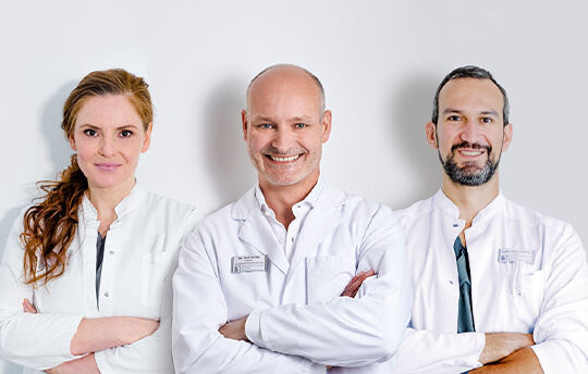 Dr. Baetge, Dr. Vodslon und Herr Ramirez Hanke, Spezialisten für Brust-OPs, Nürnberger Klinik, Ästhetisch-Plastische Chirurgie 